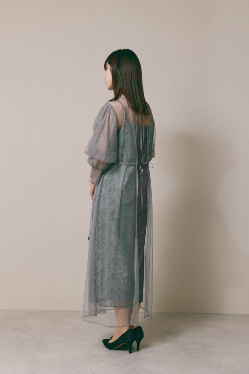 グレーのシアーエプロンレースドレス