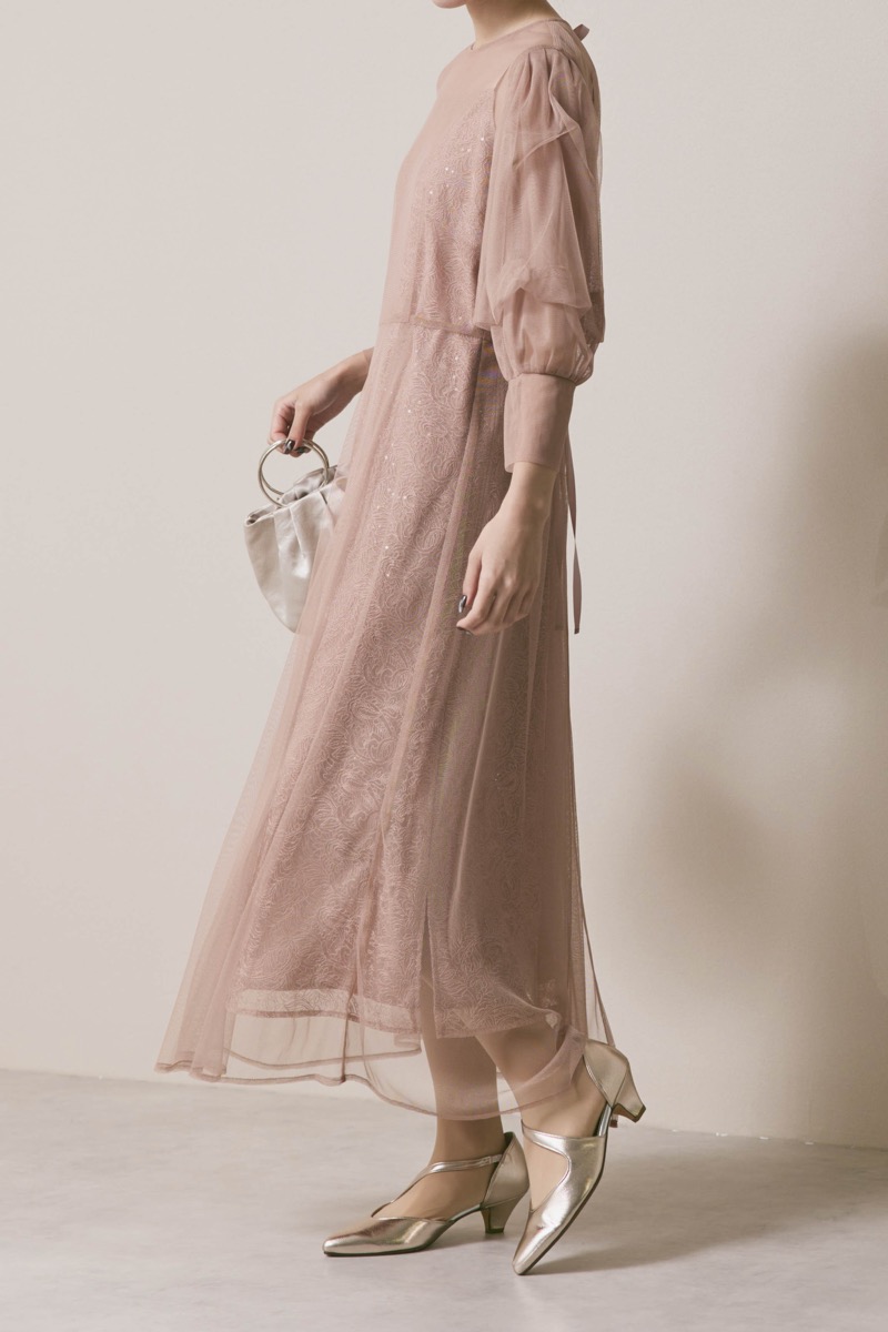 ピンクベージュのシアーエプロンレースドレス
