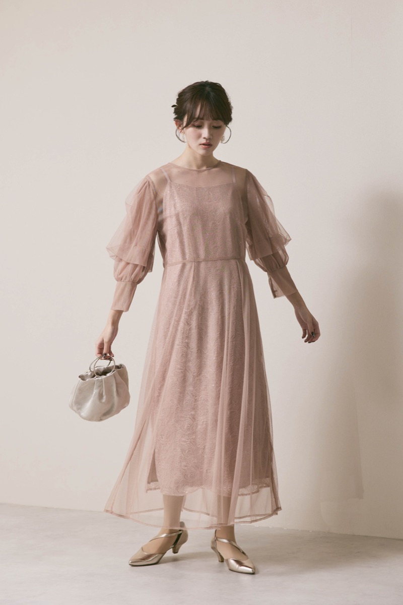 ピンクベージュのシアーエプロンレースドレス