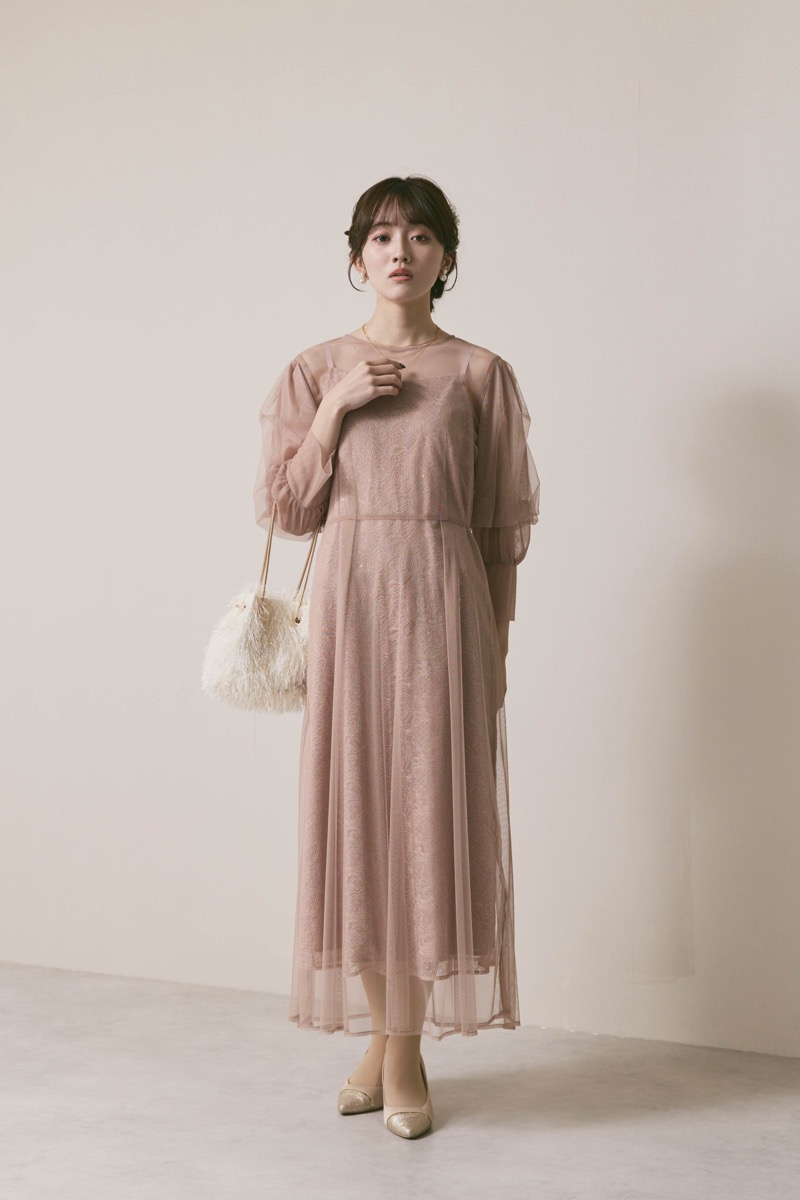 ピンクベージュのシアーエプロンレースドレス