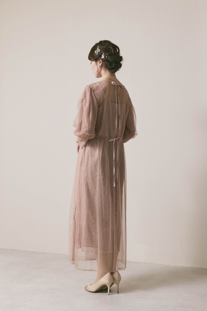 ピンクベージュのシアーエプロンレースドレス