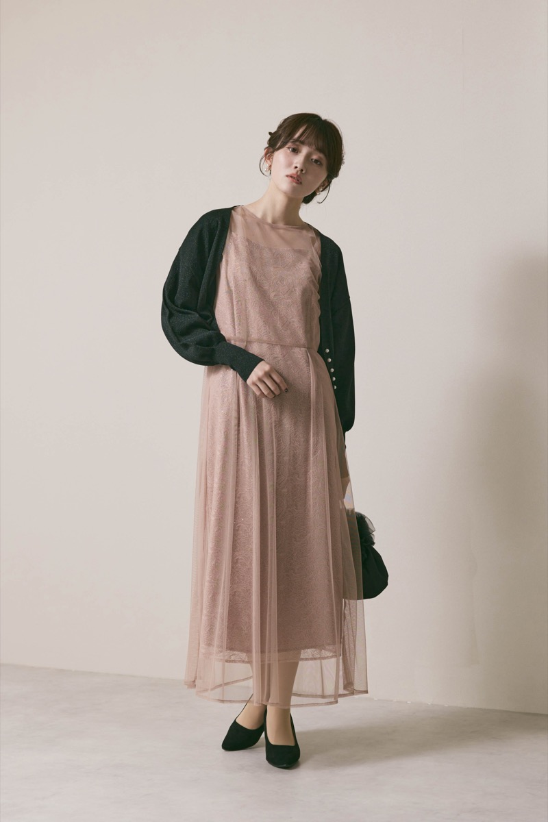 ピンクベージュのシアーエプロンレースドレス