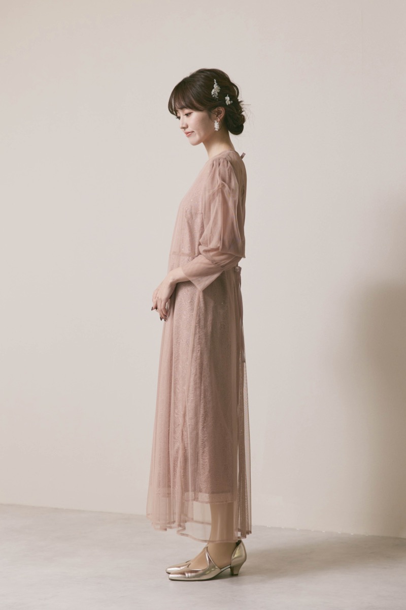 ピンクベージュのシアーエプロンレースドレス
