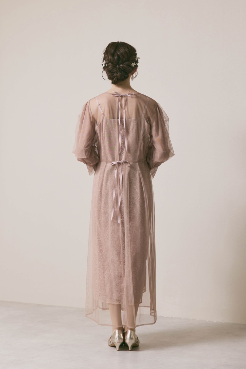 ピンクベージュのシアーエプロンレースドレス