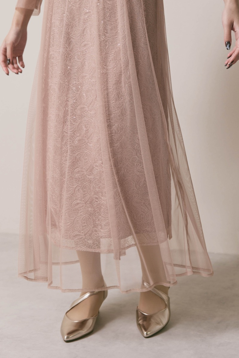 ピンクベージュのシアーエプロンレースドレス