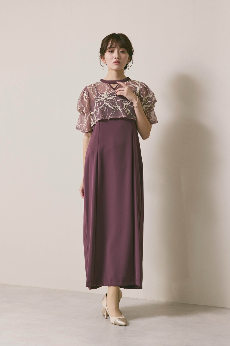 グレイッシュレッドのフラワーモール刺繍ドレス