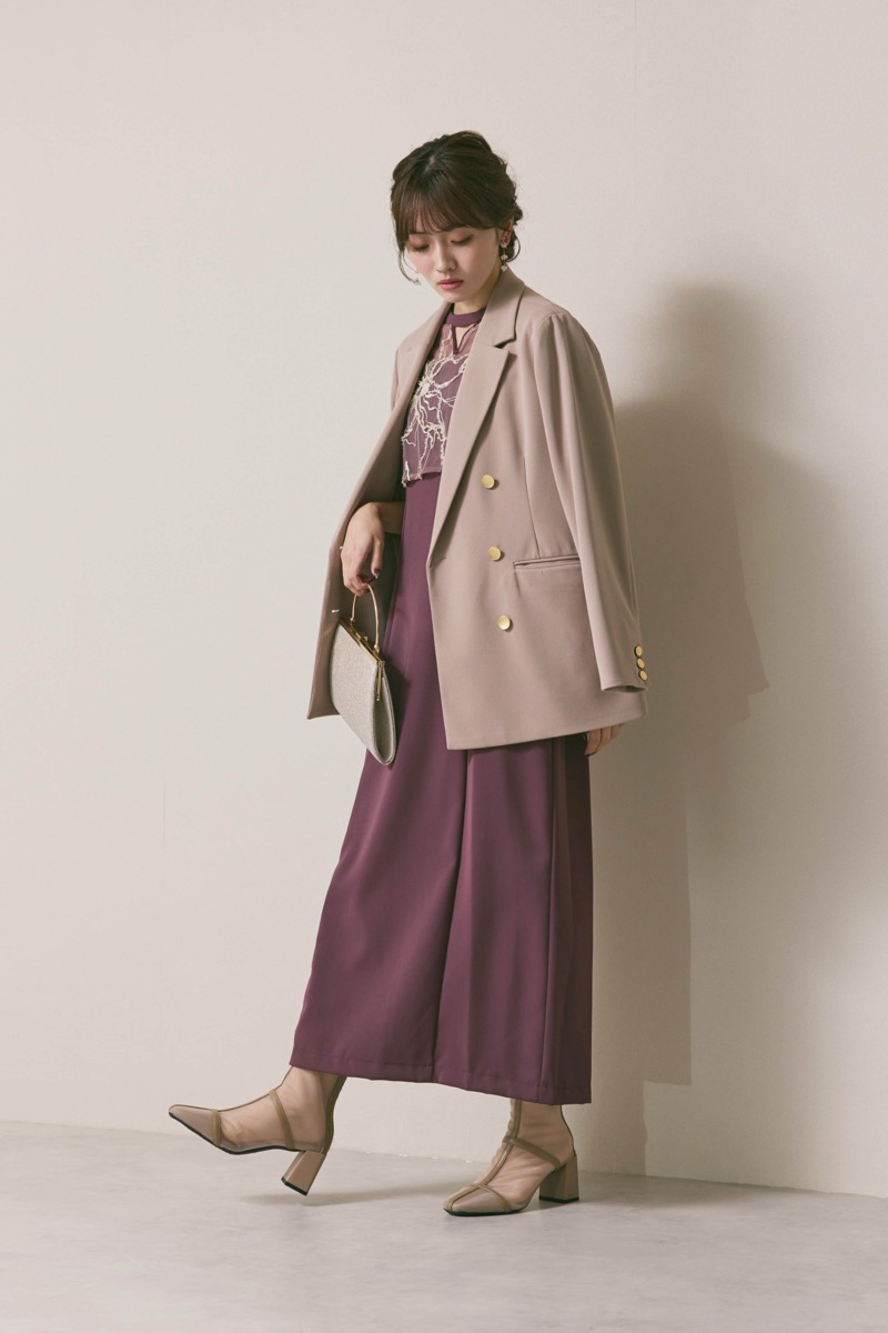 グレイッシュレッドのフラワーモール刺繍ドレス