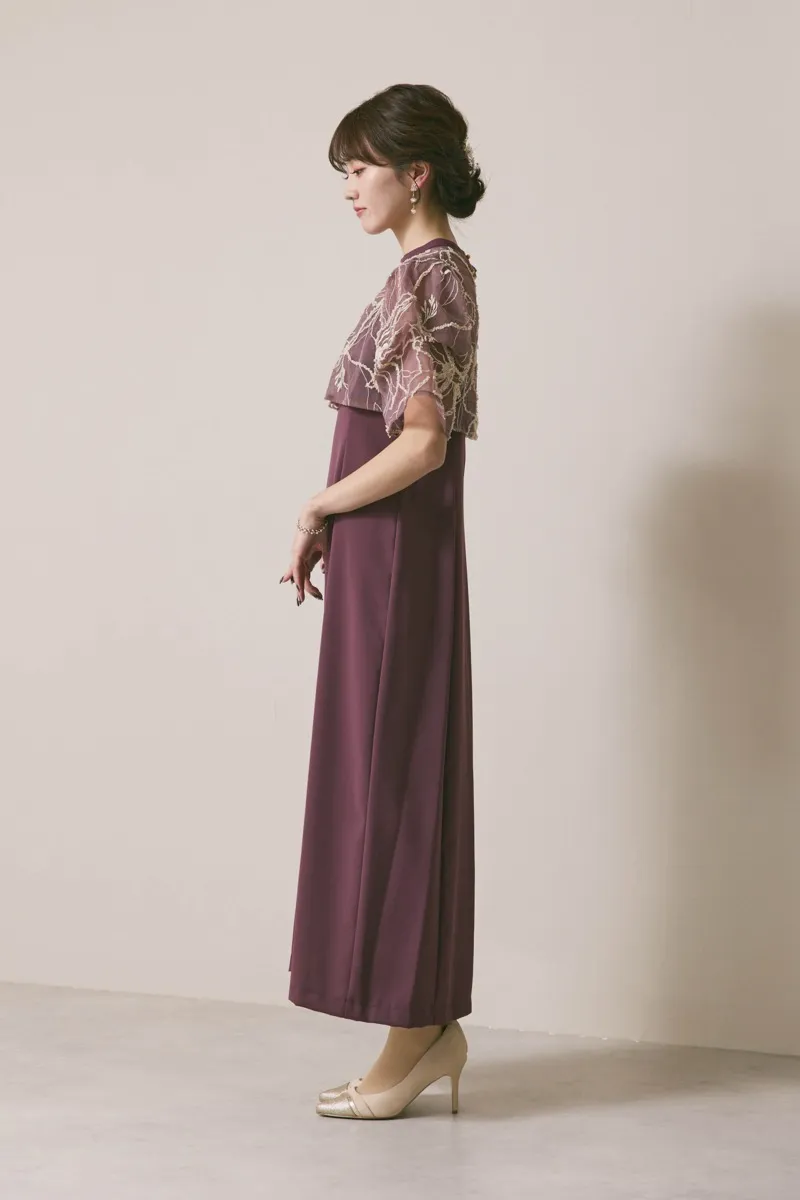 グレイッシュレッドのフラワーモール刺繍ドレス