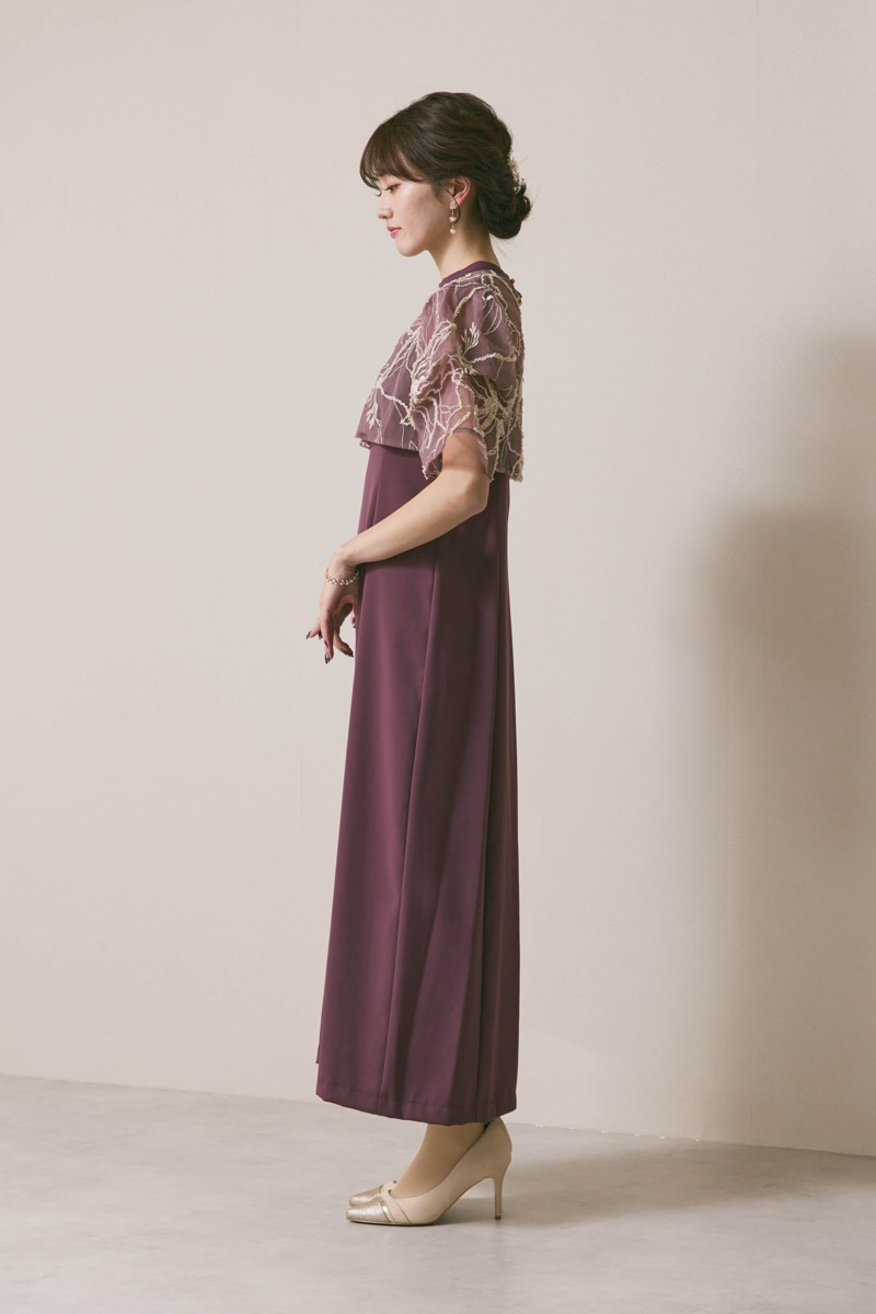 グレイッシュレッドのフラワーモール刺繍ドレス
