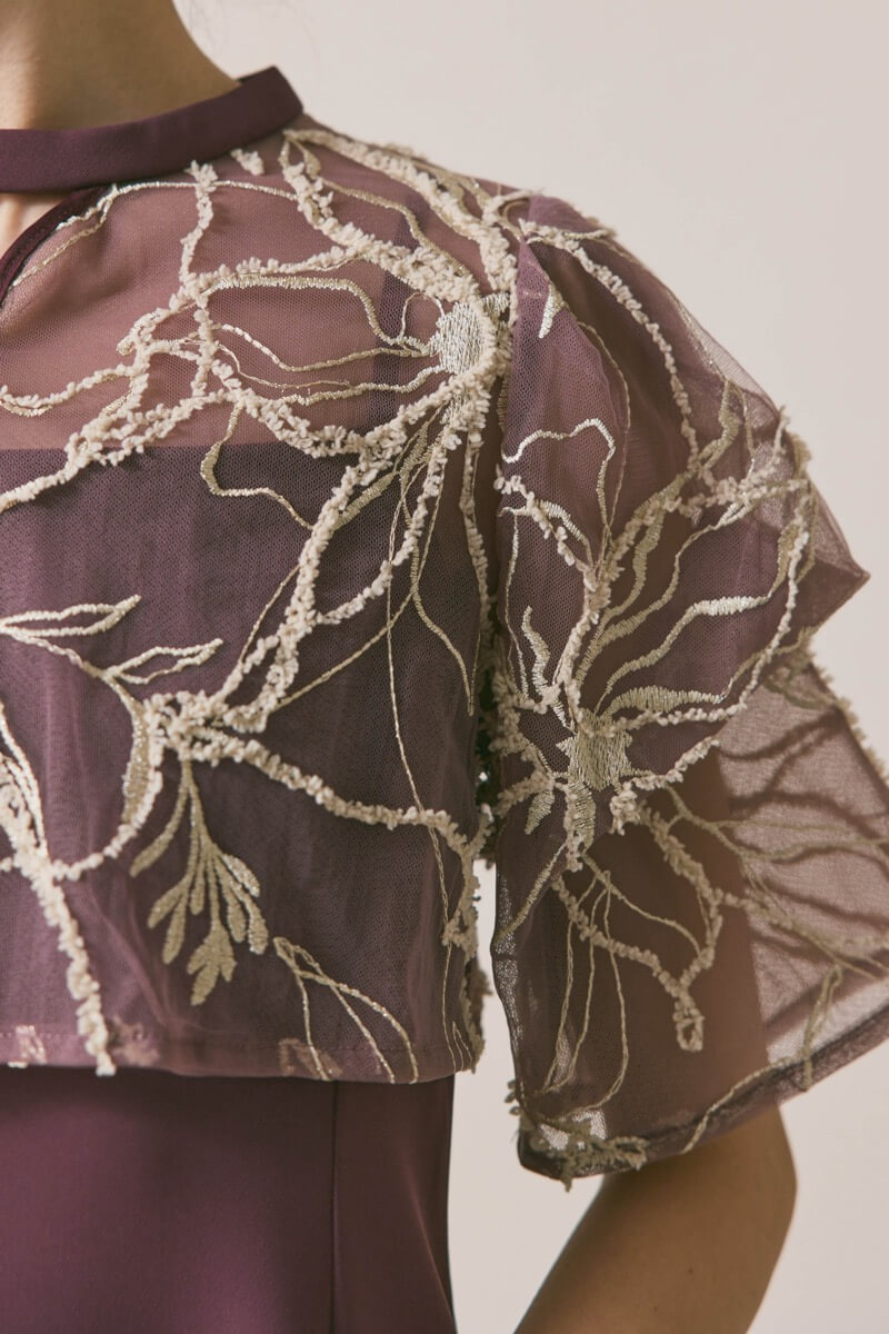 グレイッシュレッドのフラワーモール刺繍ドレス