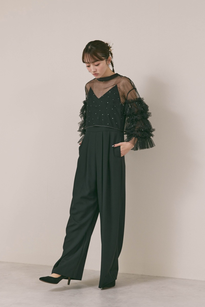 ブラックのラッフルトップスパンツドレス