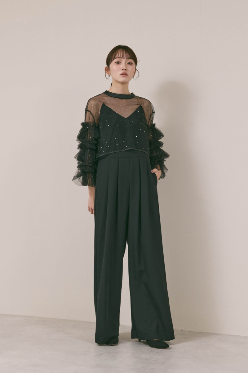 ブラックのラッフルトップスパンツドレス