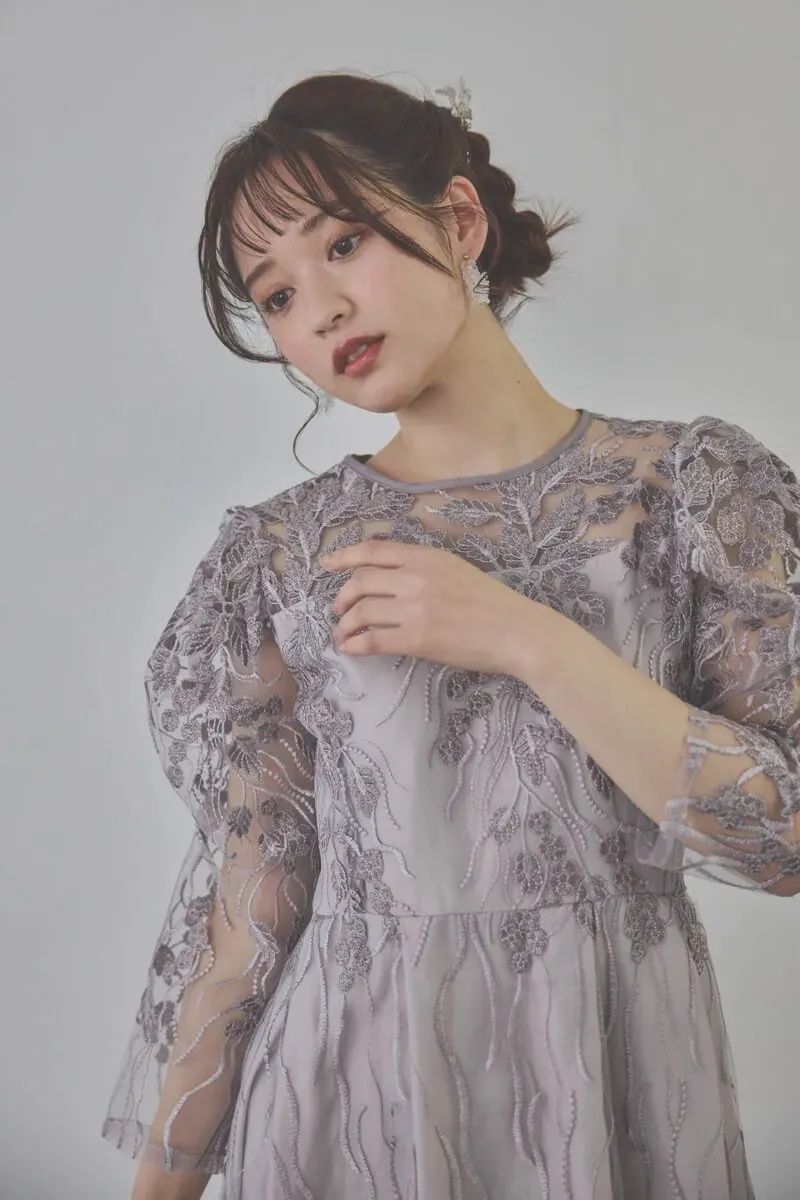 チャコールのボリュームスリーブ刺繍ドレス