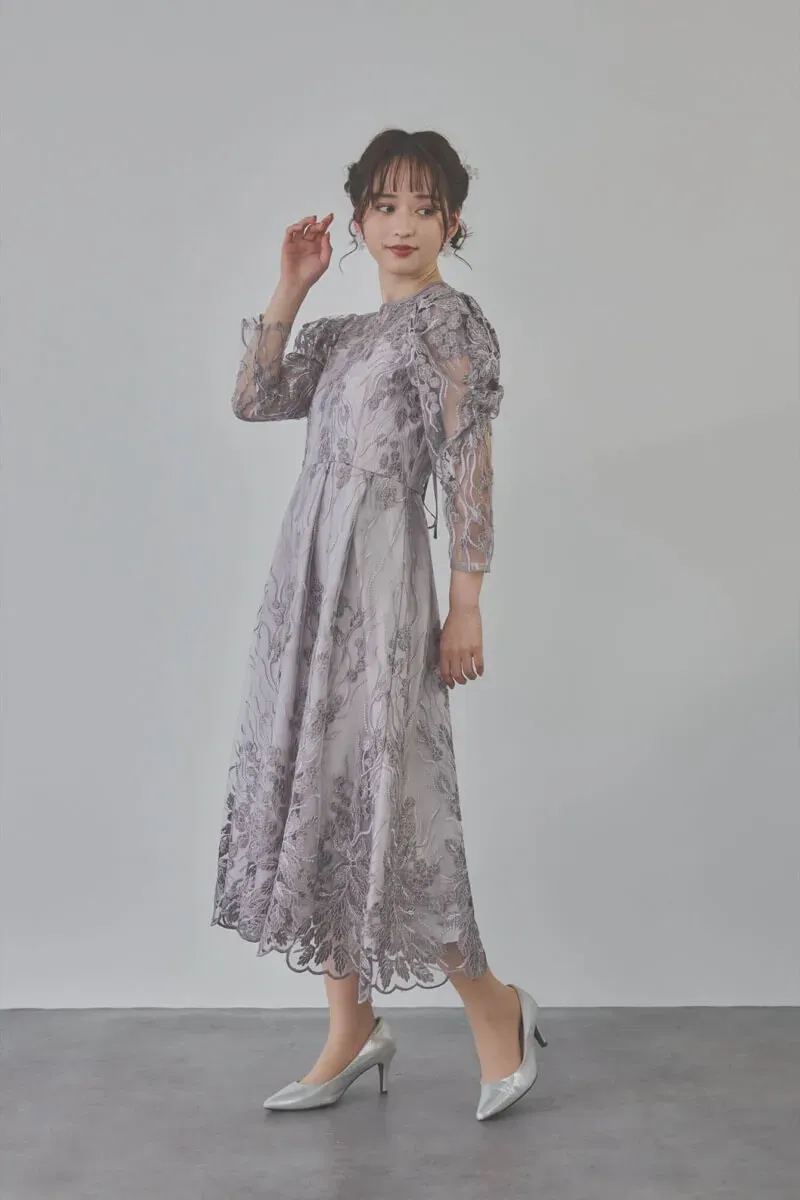 チャコールのボリュームスリーブ刺繍ドレス