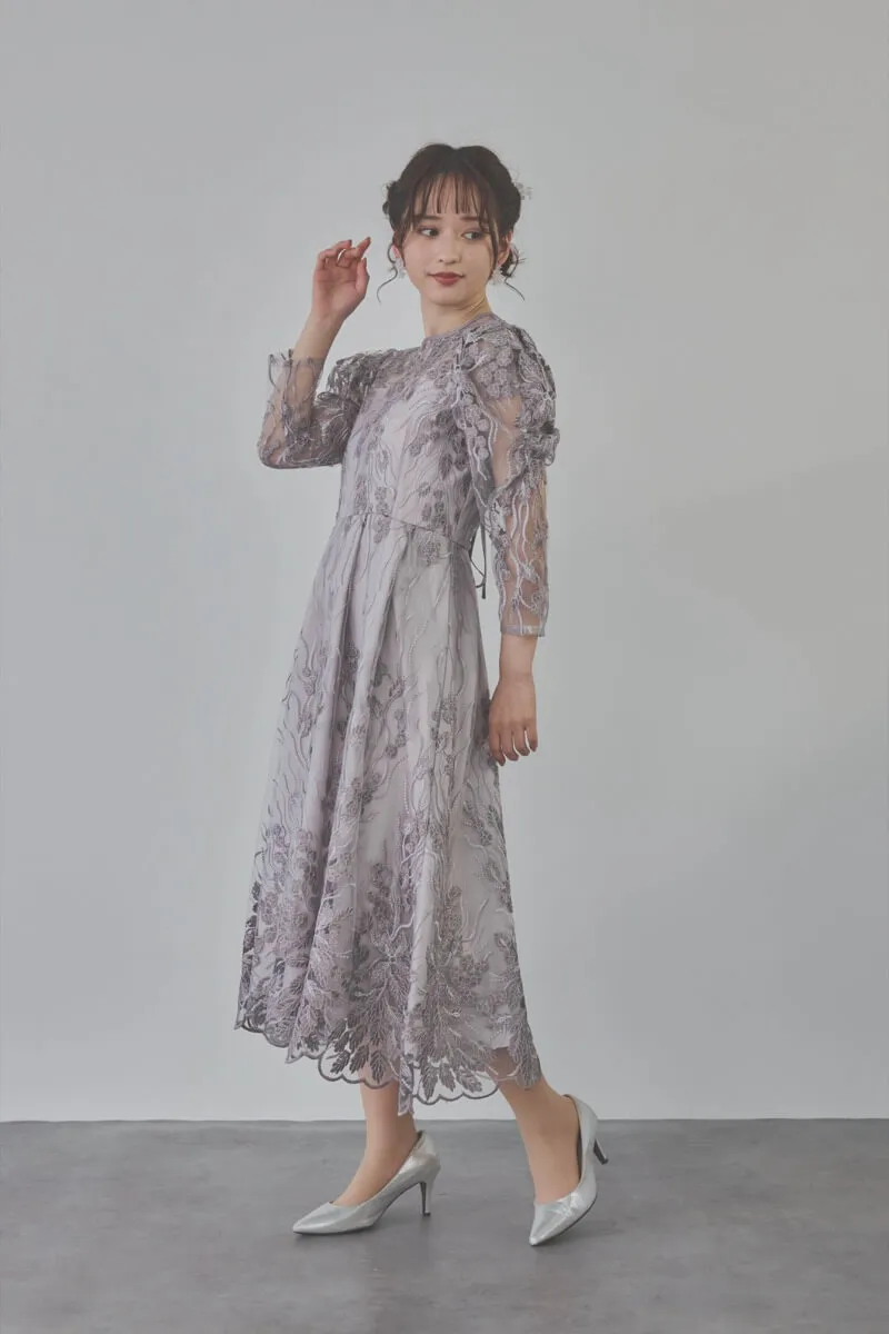 チャコールのボリュームスリーブ刺繍ドレス