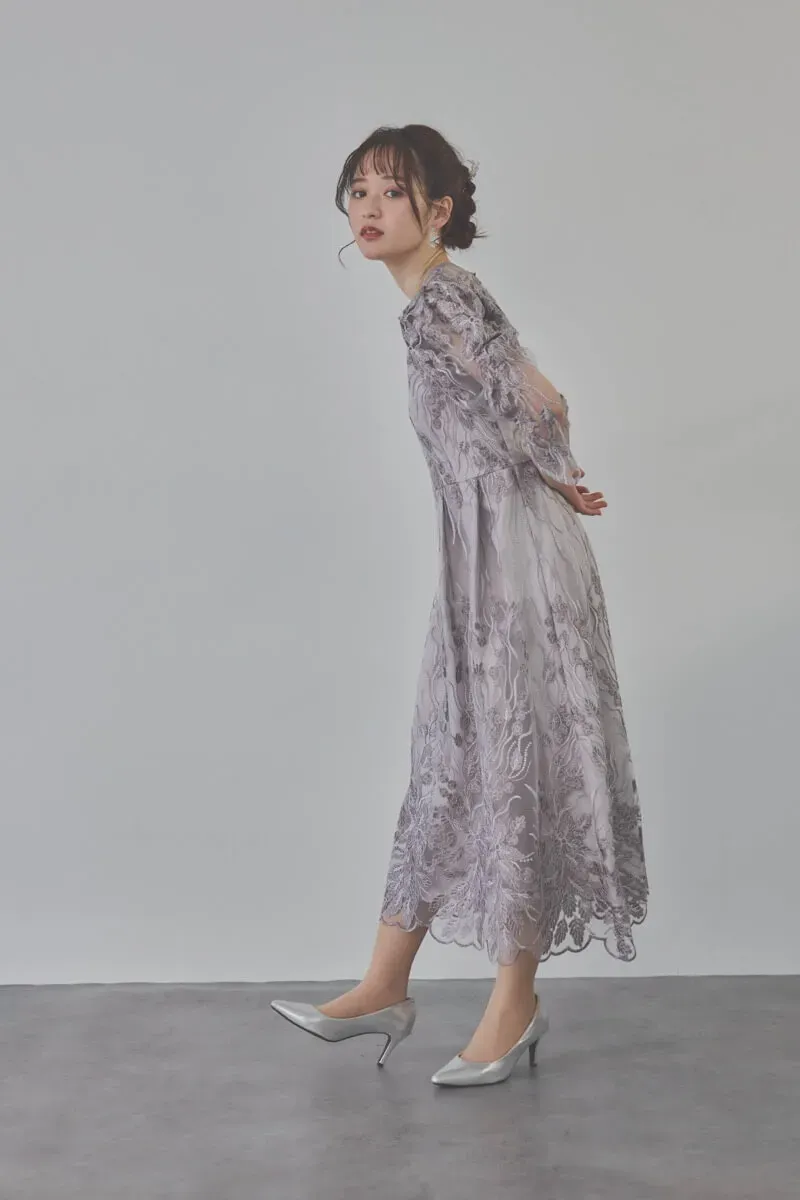 チャコールのボリュームスリーブ刺繍ドレス