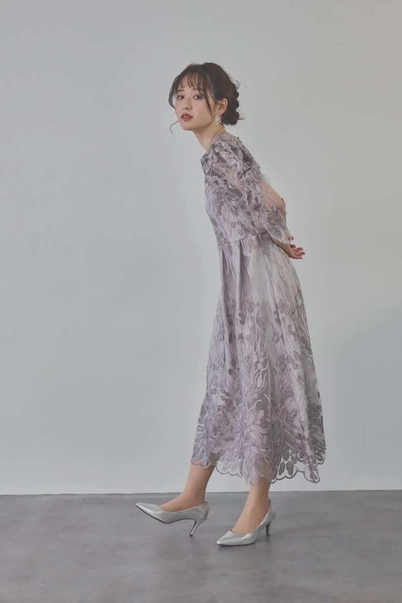 チャコールのボリュームスリーブ刺繍ドレス