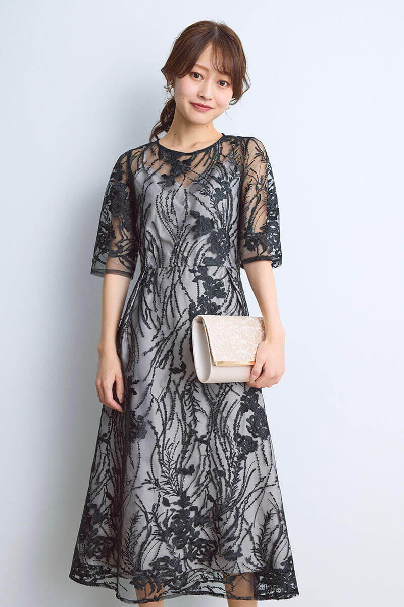 ブラックのエンブロイダリーチュールドレス