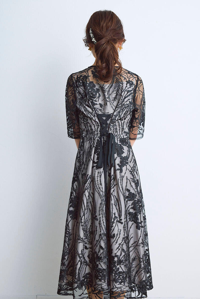 ブラックのエンブロイダリーチュールドレス