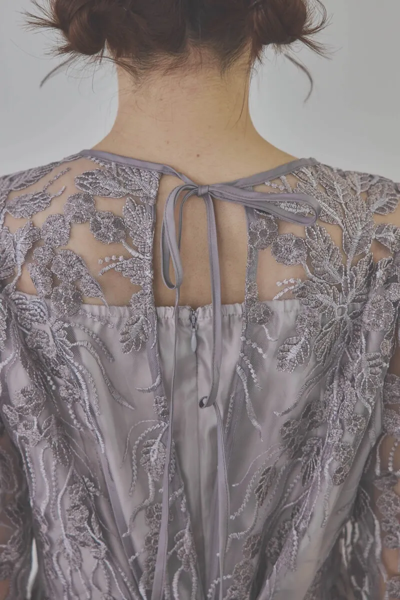 チャコールのボリュームスリーブ刺繍ドレス