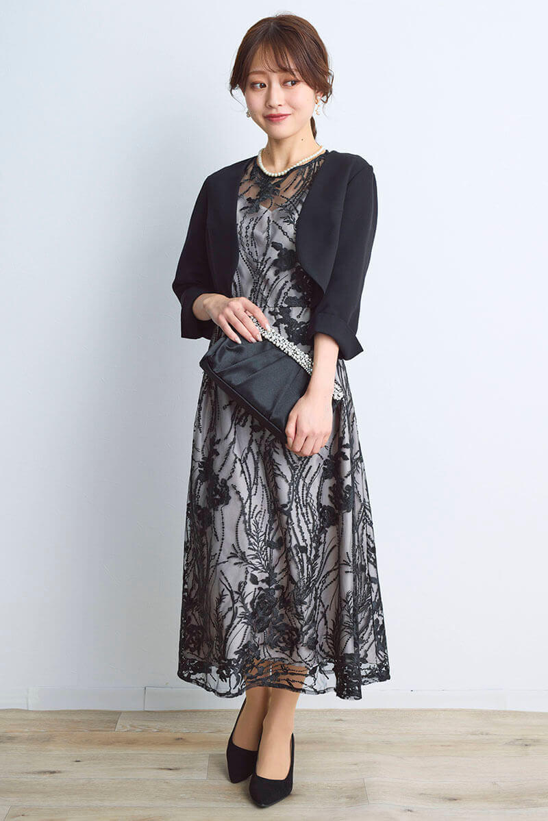 ブラックのエンブロイダリーチュールドレス
