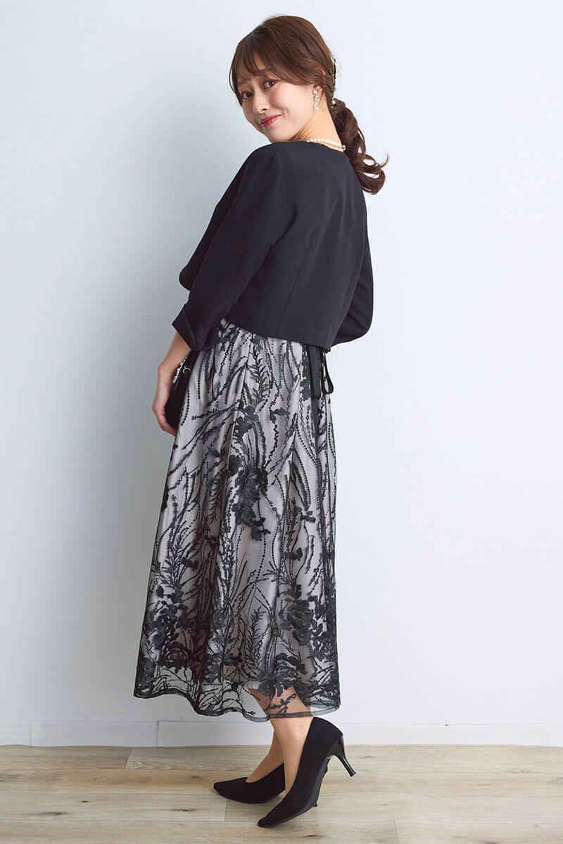 ブラックのエンブロイダリーチュールドレス