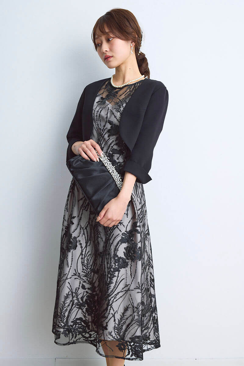 ブラックのエンブロイダリーチュールドレス