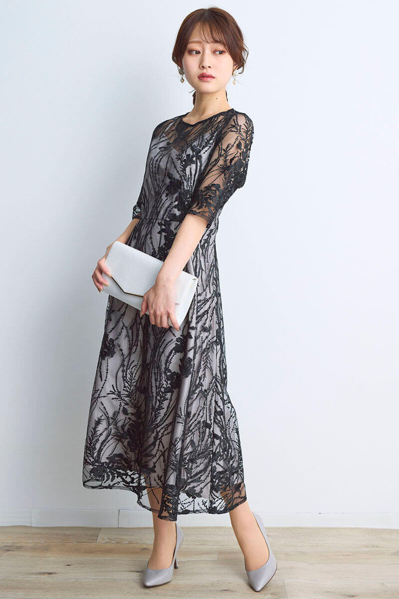 ブラックのエンブロイダリーチュールドレス