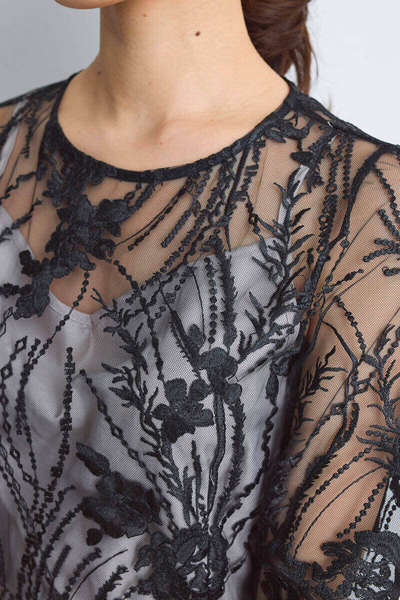 ブラックのエンブロイダリーチュールドレス