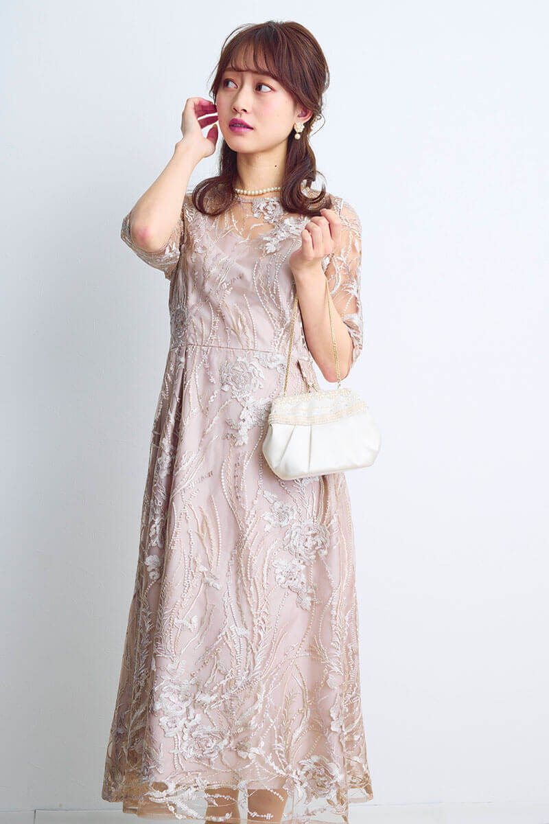 ベージュのエンブロイダリーチュールドレス