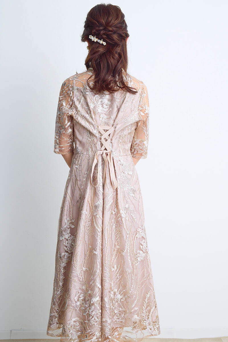 ベージュのエンブロイダリーチュールドレス