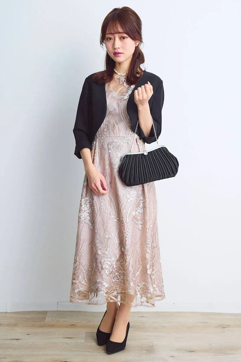 ベージュのエンブロイダリーチュールドレス