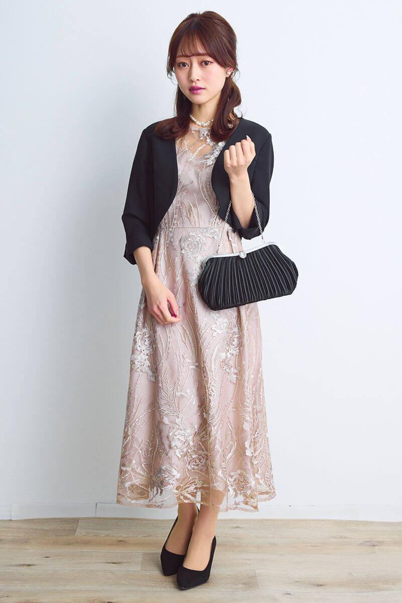 ベージュのエンブロイダリーチュールドレス