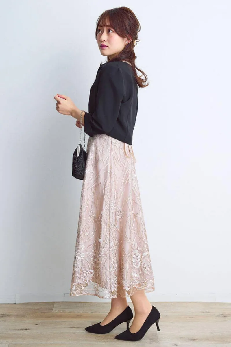 ベージュのエンブロイダリーチュールドレス