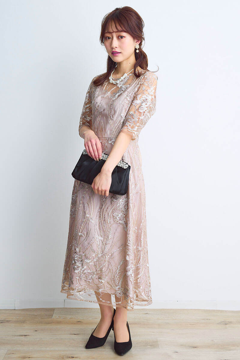 ベージュのエンブロイダリーチュールドレス