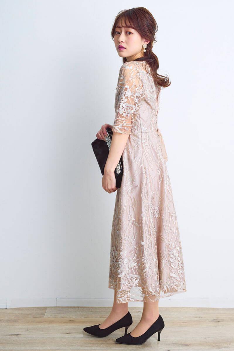 ベージュのエンブロイダリーチュールドレス
