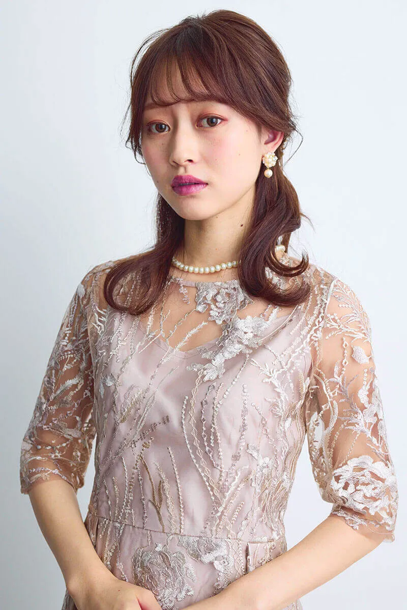 ベージュのエンブロイダリーチュールドレス