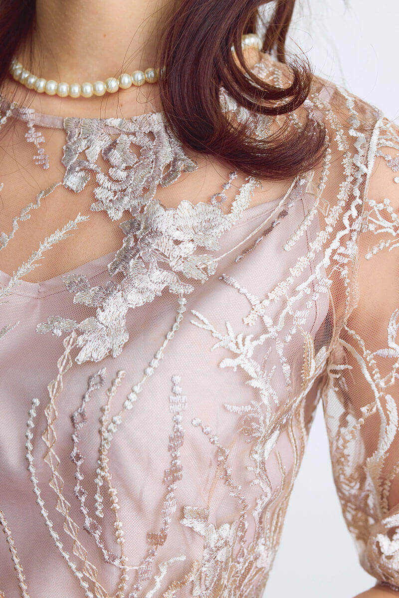 ベージュのエンブロイダリーチュールドレス