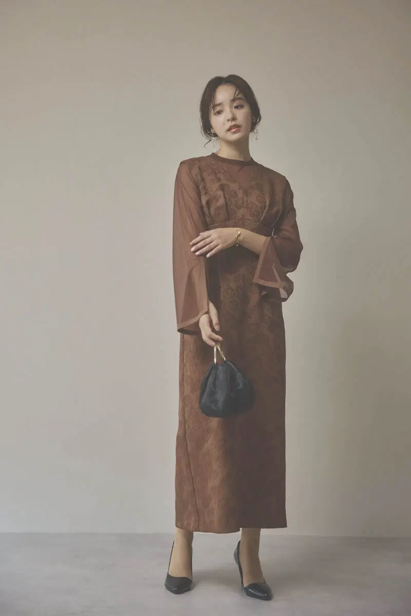 ブラウンのジャガードIラインドレス