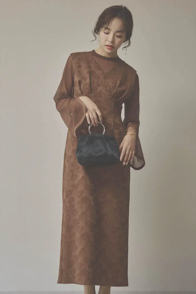 ブラウンのジャガードIラインドレス
