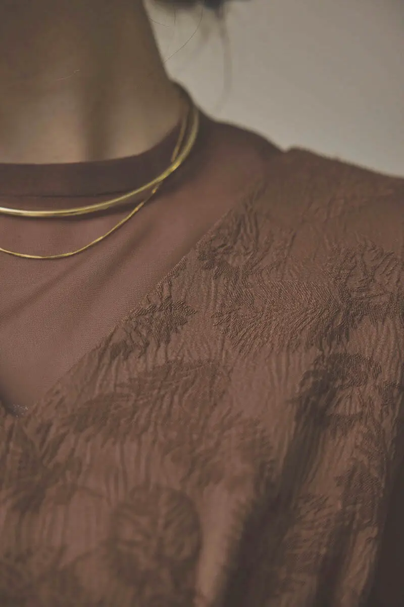 ブラウンのジャガードIラインドレス