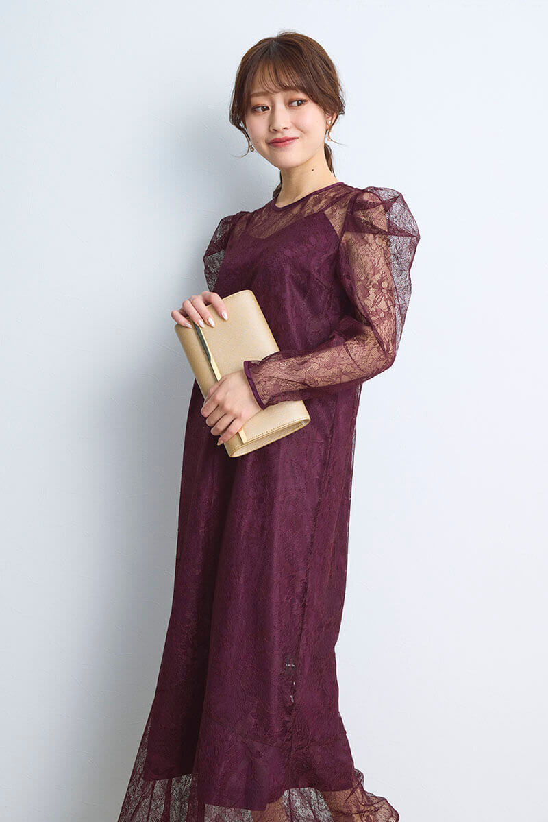 ワインレッドのタックショルダーレースドレス