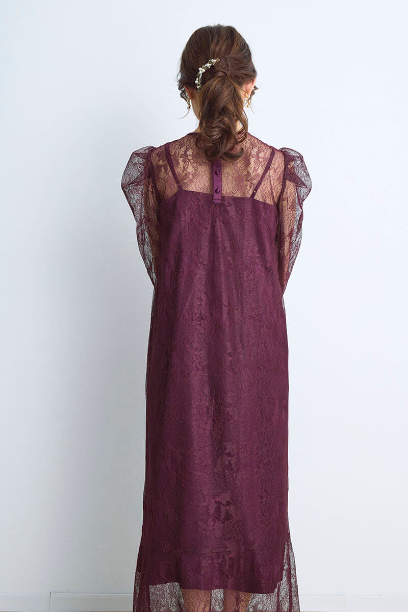 ワインレッドのタックショルダーレースドレス