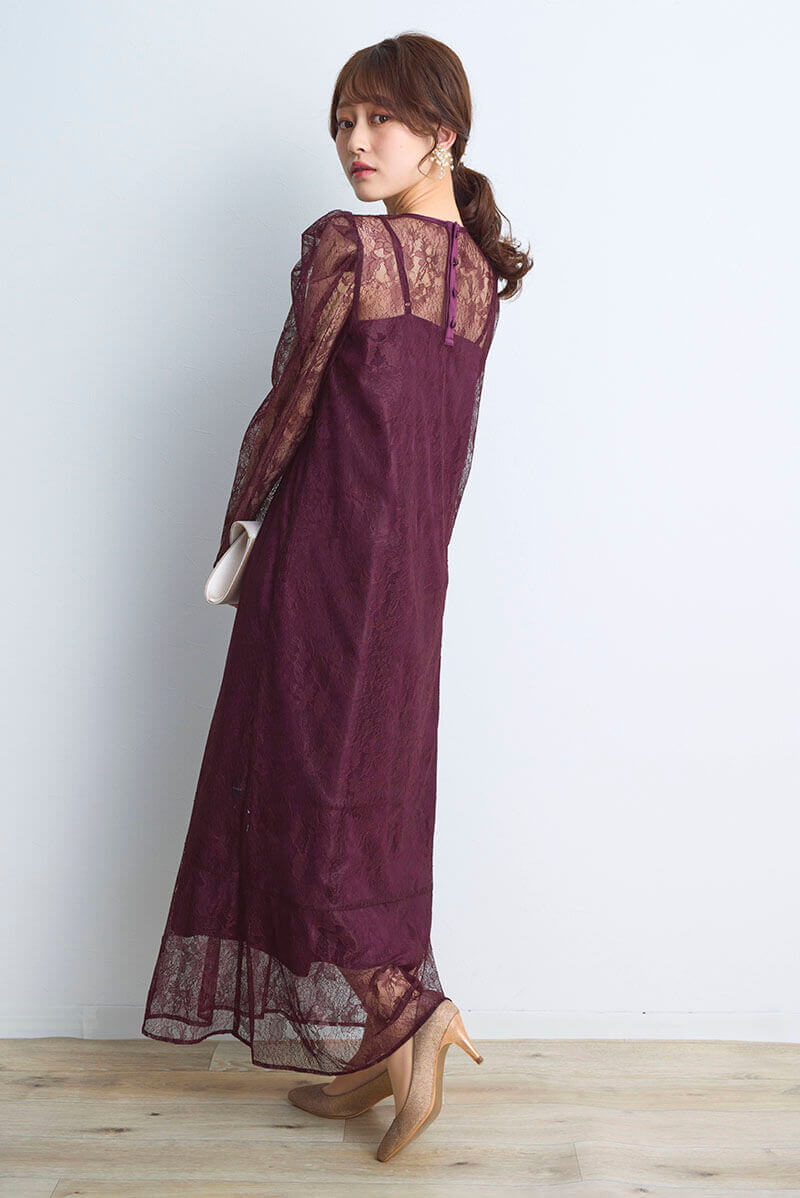 ワインレッドのタックショルダーレースドレス