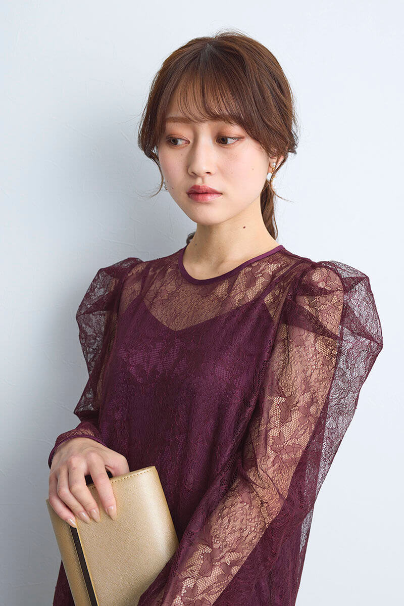 ワインレッドのタックショルダーレースドレス