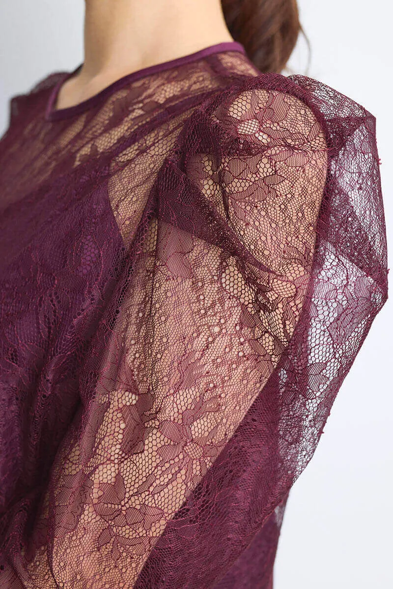 ワインレッドのタックショルダーレースドレス