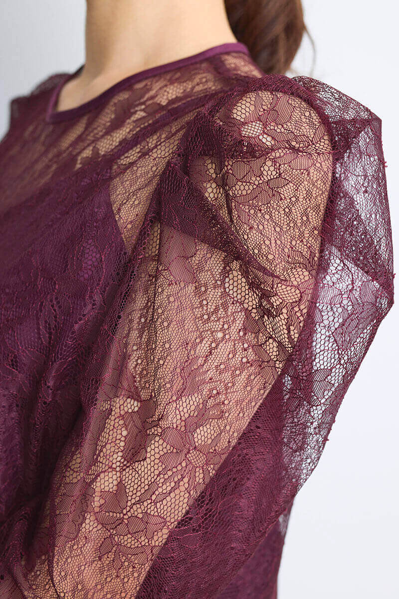 ワインレッドのタックショルダーレースドレス