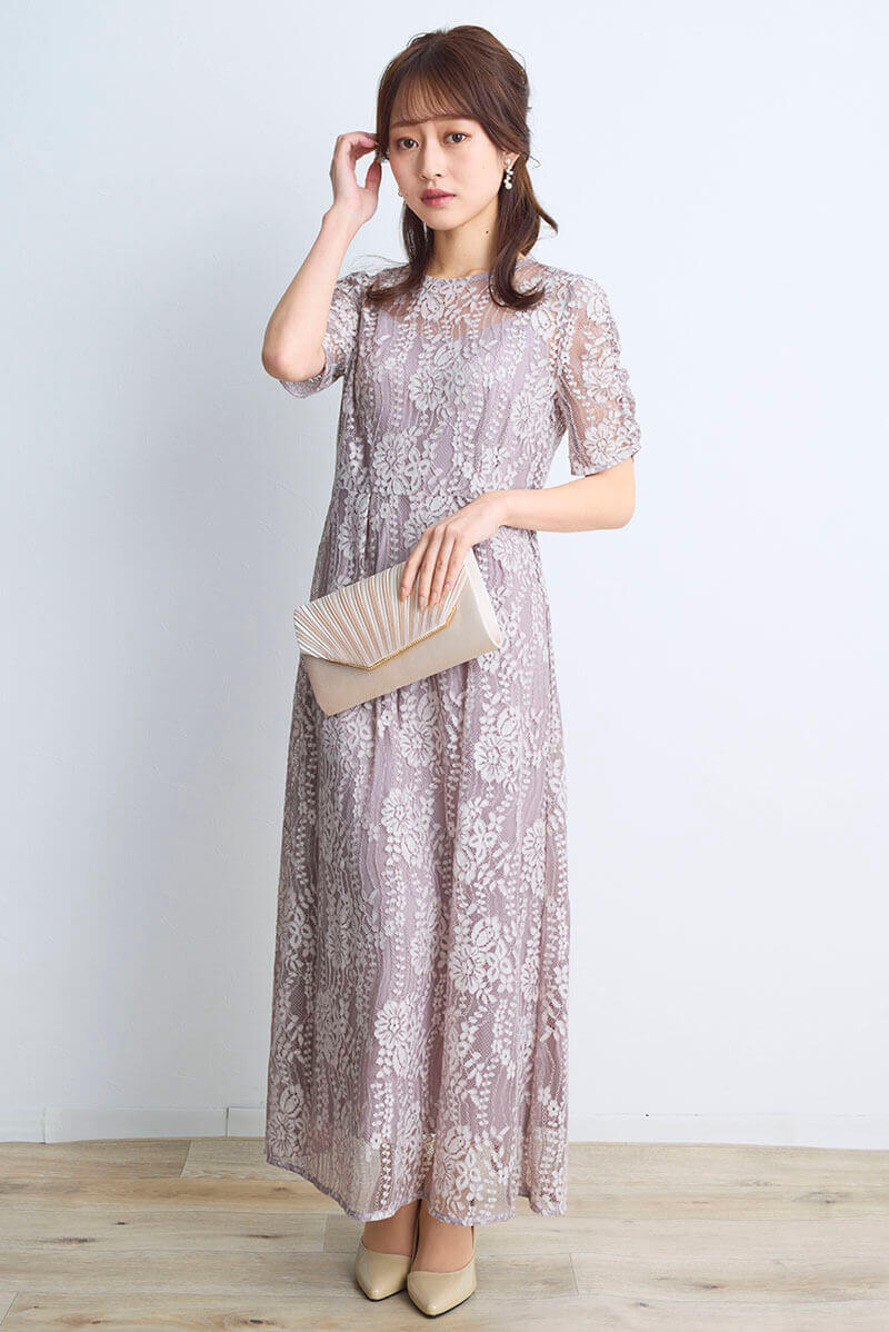 ピンクベージュの配色レースエプロンドレス