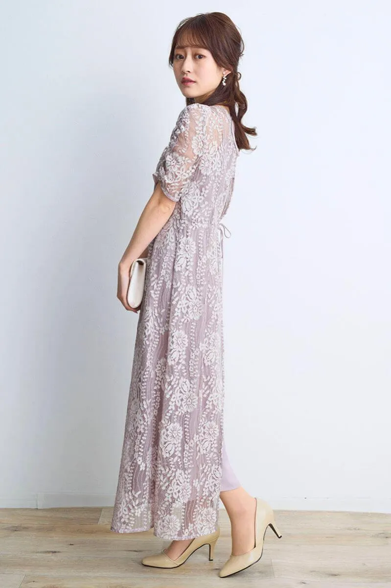 ピンクベージュの配色レースエプロンドレス