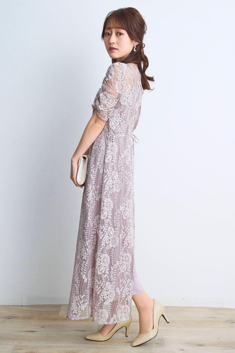 ピンクベージュの配色レースエプロンドレス